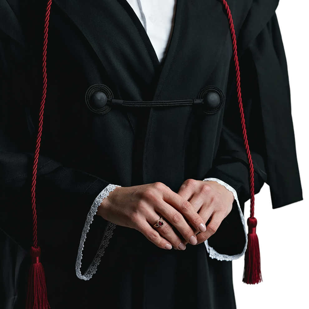 Profissional de toga com as mãos entrelaçadas